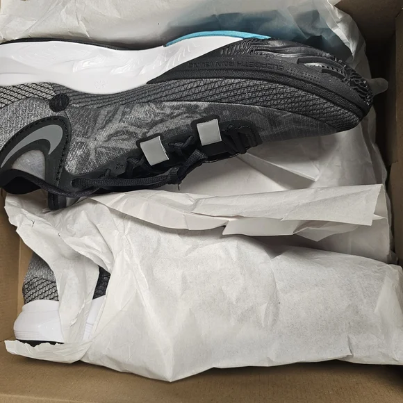 Nike Kyrie 8 Basketball Shoes - Picture 4 of 6